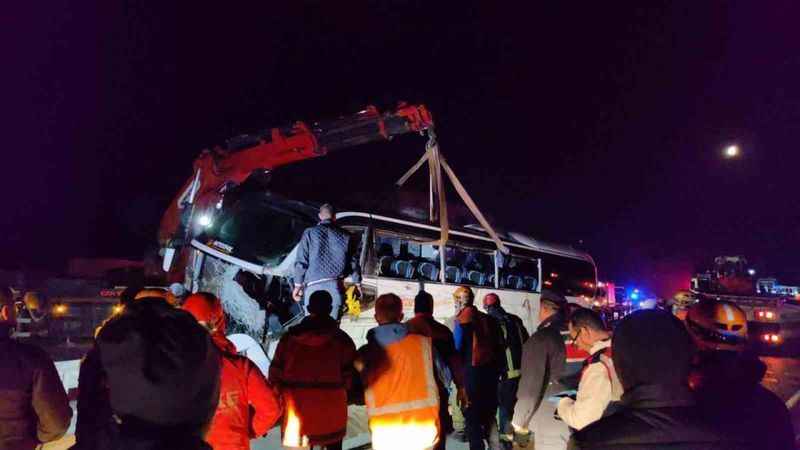 Bursa’da öğrencileri taşıyan tur otobüsü kaza yaptı: 2 ölü, 44 yaralı